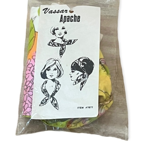VASSAR APACHE Vintage Scarf Vibrant Floral Print NEW - Picture 5 of 10